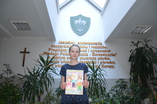 Zdjęcie przedstawia uczennicę klasy 7a Milenę Goljanek - uczennica zajęła IV miejsce w ogólnopolskim konkursie plastycznym „Plakat promujący Międzynarodowy Dzień Mediacji 2023 r.”