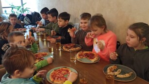dzieci-jedzace-pizze