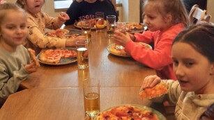 dziewczynki-jedzace-pizze