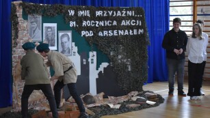Siódmoklasiści malujący znak Polski Walczącej