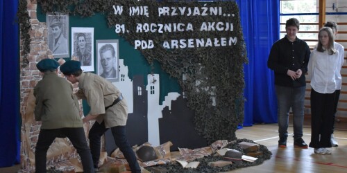 Siódmoklasiści malujący znak Polski Walczącej