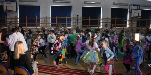 tańczące dzieci na sali gimnastycznej