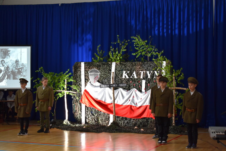 djęcie dekoracji wraz z przebranymi za żołnierzy uczniami klasy 5b