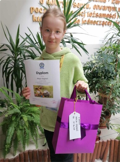uczennica klasy 4a Maja Stępień po odebraniu nagrody głównej