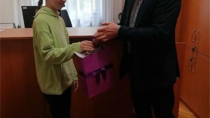 zdjęcie przedstawia dyrektora SP nr 10 w Lublinie przekazującego uczennicy Mai Stępień  dyplom wraz z nagrodą
